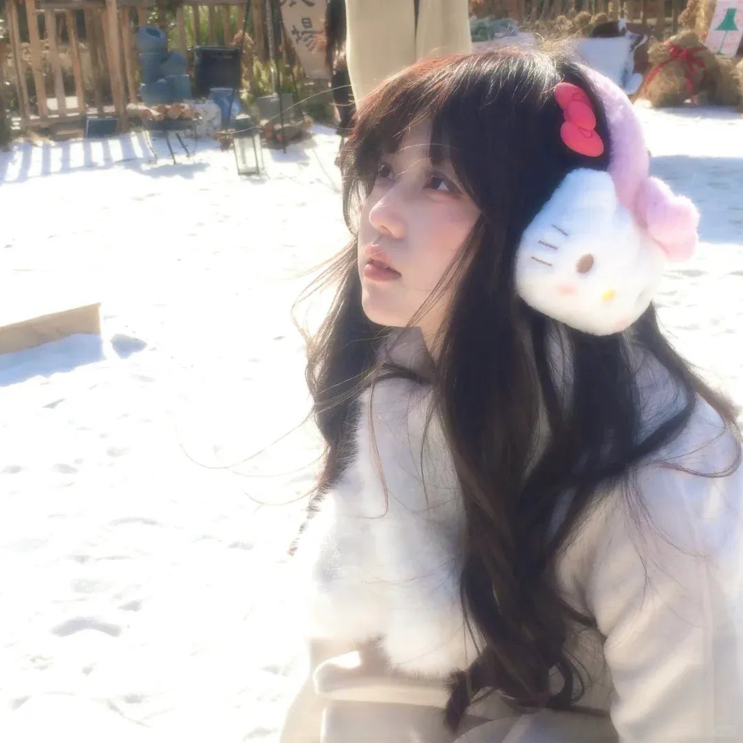 戴流苏耳环的少女